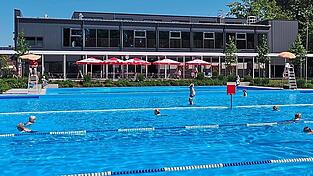 Angenehm frisch: Am Dienstag zogen die Freibadbesucher bei 21,5 Grad Wassertemperatur und knapp 30 Grad Sommerhitze ihre Bahnen. In der ersten Saisonwoche war zusätzlich das Hallenbad (Hintergrund) geöffnet. Angenehm frisch: Am Dienstag zogen die Freibadbesucher bei 21,5 Grad Wassertemperatur und knapp 30 Grad Sommerhitze ihre Bahnen. In der ersten Saisonwoche war zusätzlich das Hallenbad (Hintergrund) geöffnet.