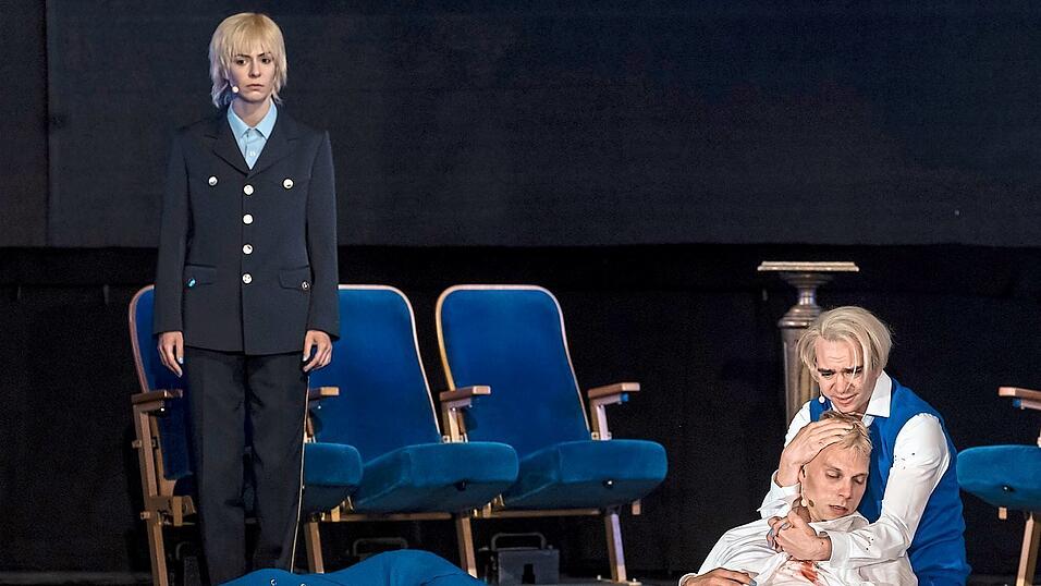 In „Hamlet“ wird aus zunächst gespieltem schließlich echter Wahnsinn. In „Hamlet“ wird aus zunächst gespieltem schließlich echter Wahnsinn.