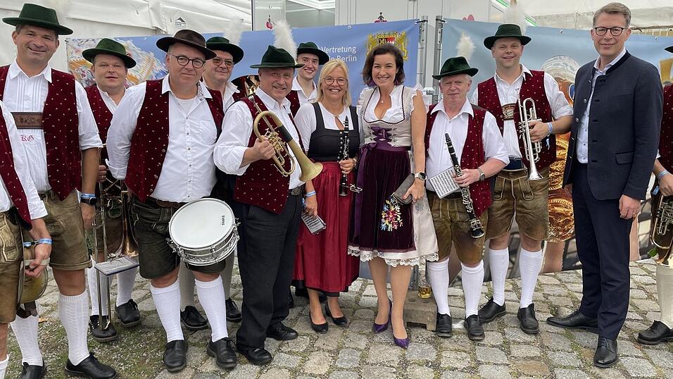 Die Blaskapelle mit den Ehrengästen, Bundesministerin für Forschung Dorothee Bär und dem Bayerischen Wissenschaftsminister Markus Blume.