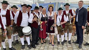 Die Blaskapelle mit den Ehrengästen, Bundesministerin für Forschung Dorothee Bär und dem Bayerischen Wissenschaftsminister Markus Blume.