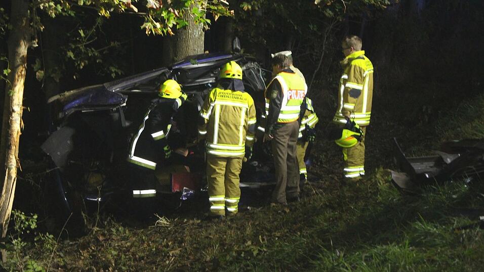 Eine 18-jährige Fahranfängerin wurde in diesem Wrack eingeklemmt. Der Unfall ereignete sich auf der Kreisstraße R6 zwischen Wenzenbach und Bernhardswald.