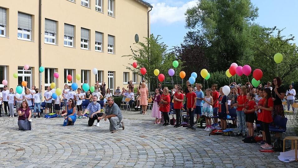 Das Luftballonsteigen war das abschlie&szlig;ende Highlight der Feier.