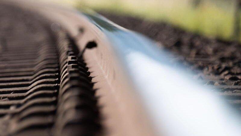 Grund f&uuml;r die St&ouml;rung sind laut Bahn Personen im Gleis. (Symbolbild)