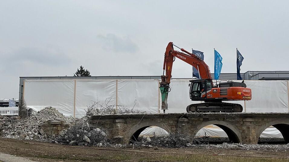 Der Bagger tr&auml;gt die Flutbr&uuml;cke Stein f&uuml;r Stein ab.