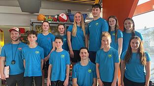 Die Staffelschwimmer: (vorne v.l.) Trainer Valentin Simbeck, Quirin Binder, Dominik Himmelreich, Simon Würzinger, Luca Gegenfurtner, Paula Drasch; (hinten v.l.) Tamia Penn, Sarah Stangl, Laura Donaubauer, Maximilian Koller, Mariella Emlinger und Theresa Drasch. Die Staffelschwimmer: (vorne v.l.) Trainer Valentin Simbeck, Quirin Binder, Dominik Himmelreich, Simon Würzinger, Luca Gegenfurtner, Paula Drasch; (hinten v.l.) Tamia Penn, Sarah Stangl, Laura Donaubauer, Maximilian Koller, Mariella Emlinger und Theresa Drasch.