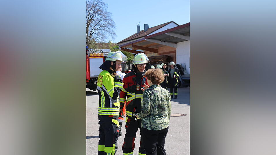 Bürgermeisterin Alexandra Riedl eilt zum Unglücksort und lässt sich von Kreisbrandinspektor Norbert Mezei (links) und Kreisbrandmeister Hubert Hofweber den aktuellen Sachstand erklären. Bürgermeisterin Alexandra Riedl eilt zum Unglücksort und lässt sich von Kreisbrandinspektor Norbert Mezei (links) und Kreisbrandmeister Hubert Hofweber den aktuellen Sachstand erklären.