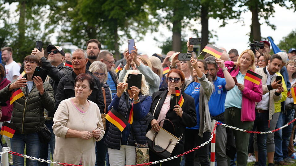 Ein Blick auf die Besucher zeigt: Die AfD ist hier mehr Bewegung, als nur Partei. Ein Blick auf die Besucher zeigt: Die AfD ist hier mehr Bewegung, als nur Partei.
