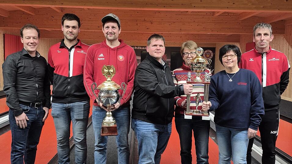Die Mannschaften mit Wanderpokal: (v.l.) B&uuml;rgermeister Florian Adam (Schirmherr), Christian Schamberger (1. Abteilungsleiter Kegeln), Vertreter der siegreichen Herren- und Damenmannschaften, Manuel Klier.