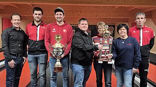 Die Mannschaften mit Wanderpokal: (v.l.) B&uuml;rgermeister Florian Adam (Schirmherr), Christian Schamberger (1. Abteilungsleiter Kegeln), Vertreter der siegreichen Herren- und Damenmannschaften, Manuel Klier.