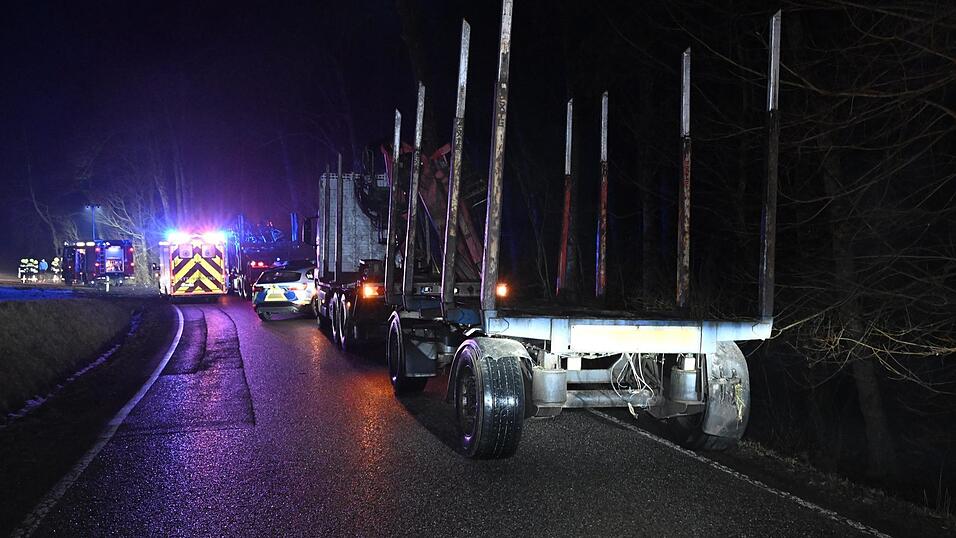 Der Auflieger des Sattelzugs sei in der Rechtskurve nach links ausgeschwenkt und habe das Auto getroffen.