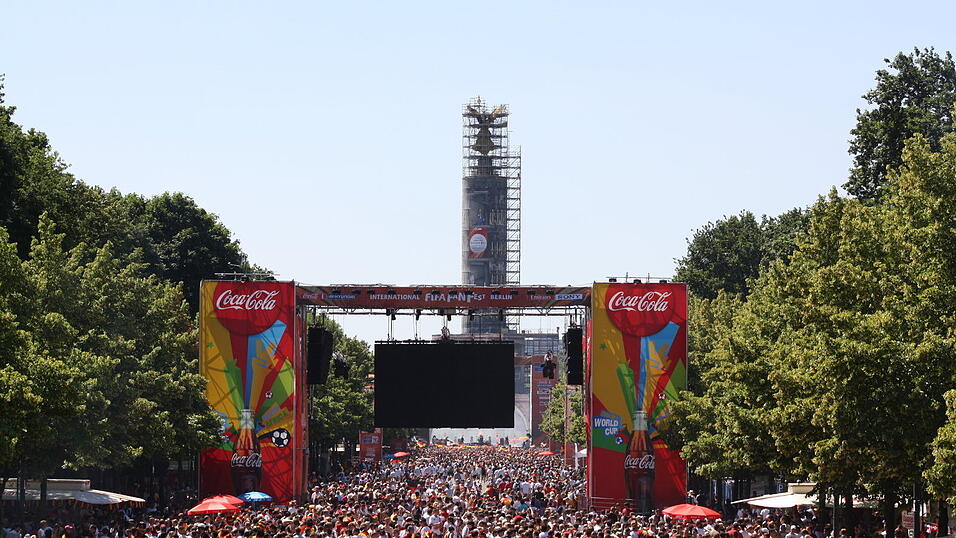 Christian Fertl war am Sonntag auf der Fanmeile in Berlin und erlebte dort das Achtelfinale gegen England auf Gro&szlig;leinwand.