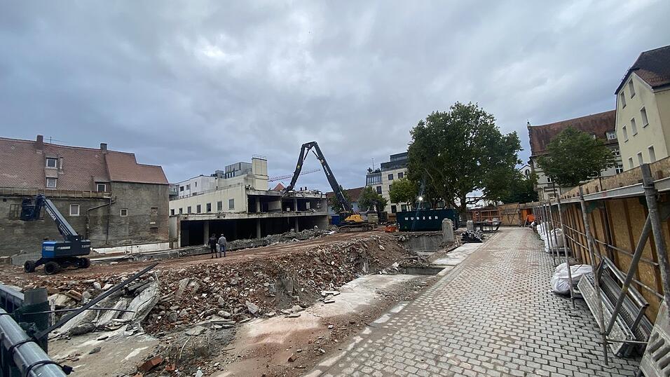 Ein gro&szlig;es Eck vom Woolworth-Geb&auml;ude ist weg: So sieht es am Freitagvormittag am Steiner-Thor-Platz aus.