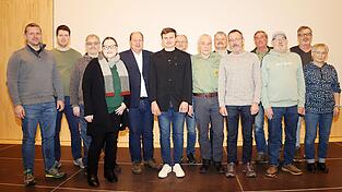 Die neue Vorstandschaft des KFV Landau mit Vorsitzenden Michael Kreiner sen. (5.v.l.) und daneben seinem Stellvertreter Michael Kreiner jun. Neu im Team ist ebenfalls Maria Stock (4.v.l.) mit Dominique Stock als Stellvertreter.