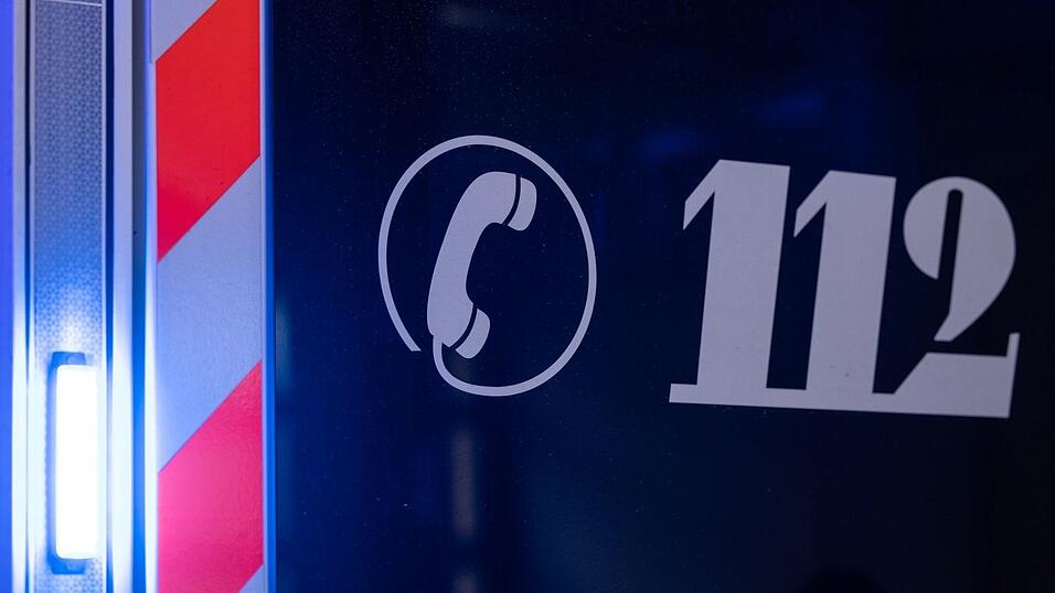 Rettungskr&auml;fte untersuchten die Frau am Ufer - sie blieb unverletzt. (Symbolbild)