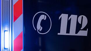 Rettungskr&auml;fte untersuchten die Frau am Ufer - sie blieb unverletzt. (Symbolbild)