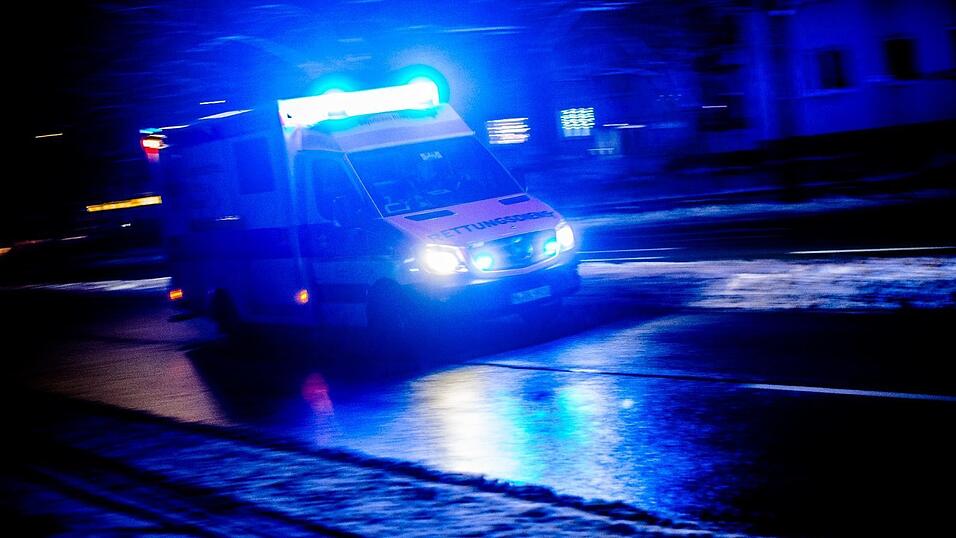 Der Rettungsdienst behandelte einen Mann, der bei einer Schl&auml;gerei schwere Verletzungen erlitten hat. (Symbolbild)