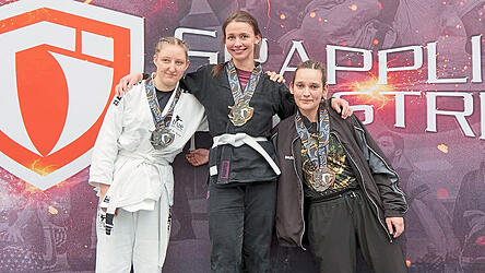 Nach zwei gewonnenen K&auml;mpfen: Sandra Augustiniok (Mitte) freut sich in N&uuml;rnberg &uuml;ber den ersten Platz in ihrer Klasse.