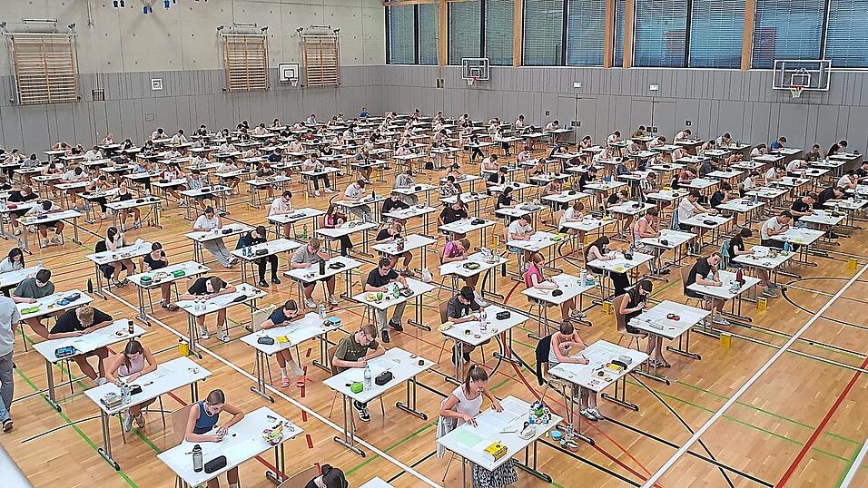 Die schriftlichen Abschlussprüfungen an der Realschule haben begonnen. Mit über 170 Prüflingen gut gefüllt ist die Doppelturnhalle an der Gobener Straße bei der Prüfung im Fach Deutsch. Die schriftlichen Abschlussprüfungen an der Realschule haben begonnen. Mit über 170 Prüflingen gut gefüllt ist die Doppelturnhalle an der Gobener Straße bei der Prüfung im Fach Deutsch.