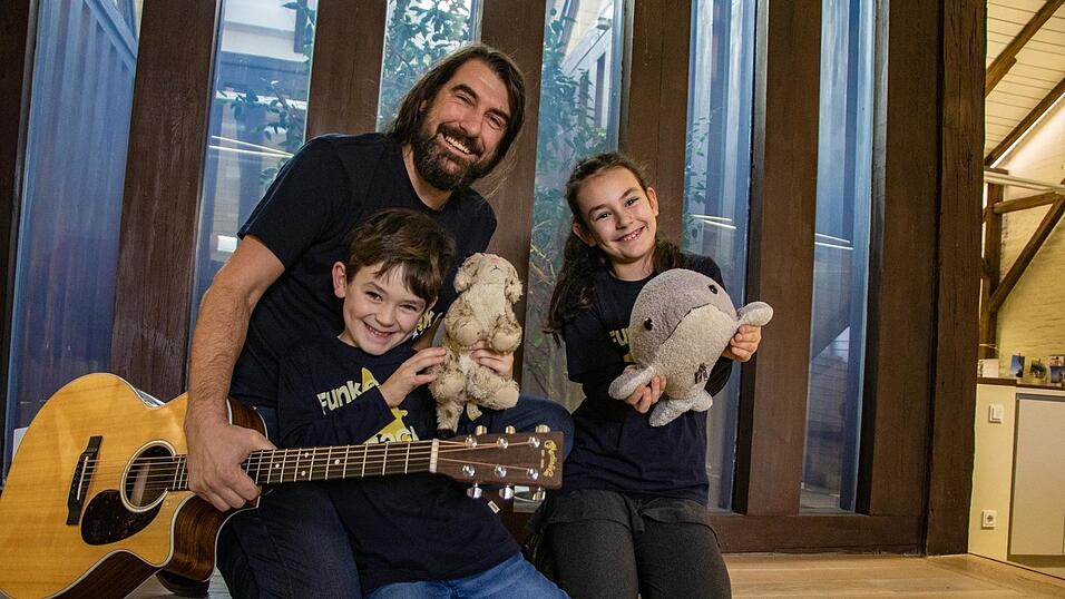 Pauli Fischaleck mit seinen Kindern Michael und Marie will beim Nachwuchs die Lust auf Musik wecken.
