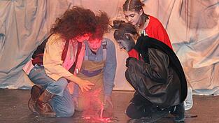 Mit tollen Bühneneffekten und talentierten Nachwuchsschauspielern zog das Ensemble das Publikum in seinen Bann (v. l.): Kalle Wirsch (Luisa Henke), Max (Korbinian Bendl), Tutulla (Smilla Urban) und Jenny (Anna Schwarz). Mit tollen Bühneneffekten und talentierten Nachwuchsschauspielern zog das Ensemble das Publikum in seinen Bann (v. l.): Kalle Wirsch (Luisa Henke), Max (Korbinian Bendl), Tutulla (Smilla Urban) und Jenny (Anna Schwarz).