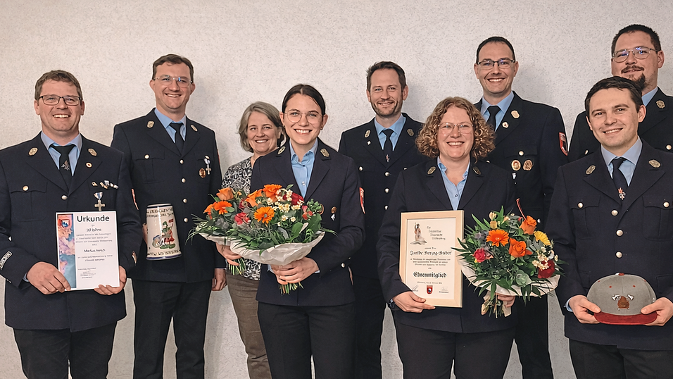 Die Geehrten (v.l.): Markus Hirsch, Erich Lentner, Bianca Stempfhuber, Nina Lentner, Isolde Herzog-Huber und Maxi Hartl mit dem zweiten Vorsitzenden Christoph Kramschuster (hinten 3. von rechts), Kommandant Christoph Hirsch (hinten 2. von rechts) und zweiter Kommandant Phillip Ungelenk.