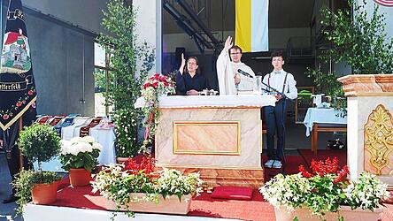 Den kirchlichen Segen erteilen Kaplan Bastian Neumann und Ruth Endes von der evangelischen Kirchengemeinde.