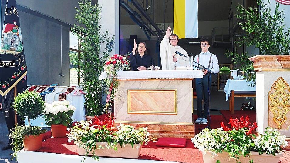 Den kirchlichen Segen erteilen Kaplan Bastian Neumann und Ruth Endes von der evangelischen Kirchengemeinde.