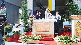 Den kirchlichen Segen erteilen Kaplan Bastian Neumann und Ruth Endes von der evangelischen Kirchengemeinde. Den kirchlichen Segen erteilen Kaplan Bastian Neumann und Ruth Endes von der evangelischen Kirchengemeinde.