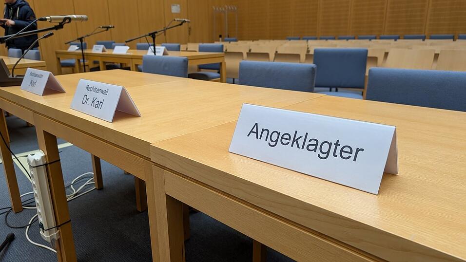 Der Platz des jungen Angeklagten und seiner Verteidiger Georg und Susanne Karl wenige Minuten vor Verkündung des Urteils. Der Platz des jungen Angeklagten und seiner Verteidiger Georg und Susanne Karl wenige Minuten vor Verkündung des Urteils.