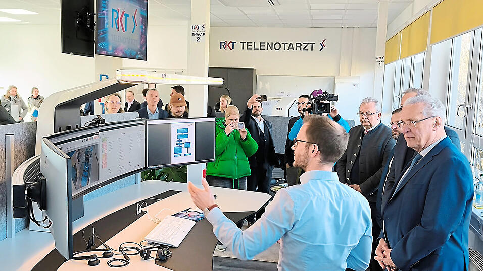 Im Februar ist der Telenotarzt in Bogen im Beisein des bayerischen Innenministers Joachim Herrmann offiziell in Betrieb gegangen (Bild). Informationen dazu gab es nun auch in der Versammlung des Rettungszweckverbandes. Am Freitag, 11. April, bekommt die Öffentlichkeit Einblick, es ist von 14 bis 18 Uhr Tag der offenen Tür in der Bayerwaldstraße 27. Im Februar ist der Telenotarzt in Bogen im Beisein des bayerischen Innenministers Joachim Herrmann offiziell in Betrieb gegangen (Bild). Informationen dazu gab es nun auch in der Versammlung des Rettungszweckverbandes. Am Freitag, 11. April, bekommt die Öffentlichkeit Einblick, es ist von 14 bis 18 Uhr Tag der offenen Tür in der Bayerwaldstraße 27.