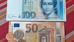 Wer einen 100-D-Mark-Schein findet, bekommt dafür 51,13 Euro. Der amtliche Umtauschkurs bleibt derselbe wie im Jahr 2002, als der Euro eingeführt wurde.