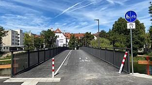 Der neue Steg ist breiter und hat getrennte Spuren für Fußgänger und Radfahrer bekommen.