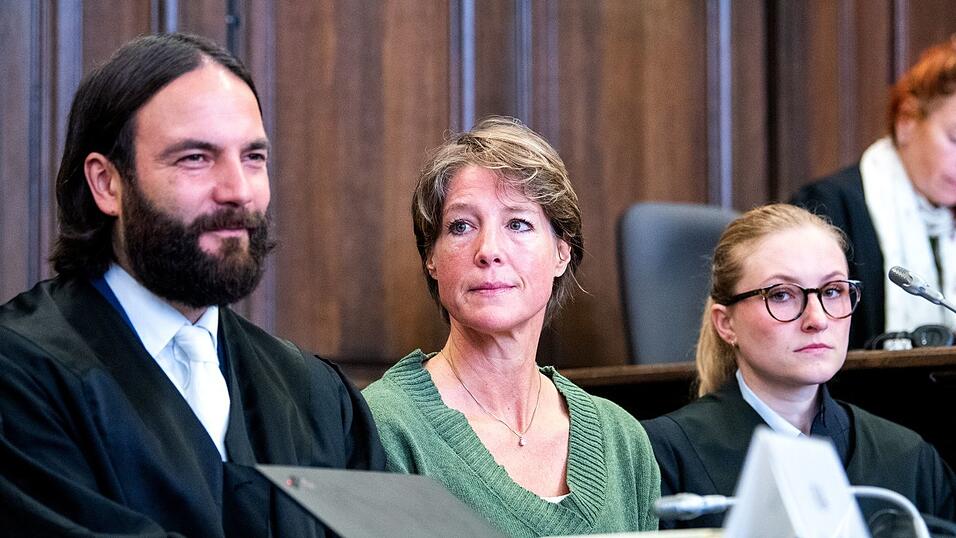 Christina Block bittet das Gericht, ihre Tochter nicht in öffentlicher Sitzung anzuhören. Christina Block bittet das Gericht, ihre Tochter nicht in öffentlicher Sitzung anzuhören.