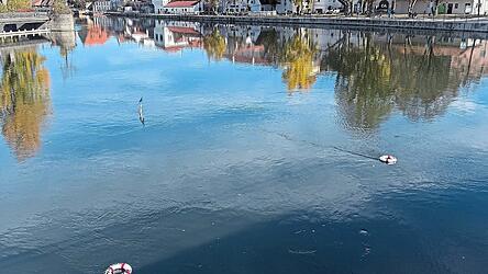 Ein Landshuter Künstlerkollektiv hat die Installation „der Patriot“ in der Isar ergänzt.