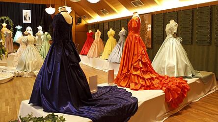 Schleppen, Schleifen, Schn&uuml;rungen: Die Kleider vom zweiten Tag der Pfingsthochzeit - also vom Pfingstdienstag - werden bald wieder im Postsaal zu sehen sein. 2012 gab es die erste Ausstellung der farbigen Roben.
