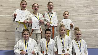 Zoe Hofmann, Nina Christl, Magdalena Schütz, Elisabeth Christl (hinten von links) sowie Alexa Bauer, Fabiano Schisa, Luisa Mühlbauer und Amelie Mühlbauer (vorne von links) zeigten starke Leistungen auf Bezirks- und Landesebene. Zoe Hofmann, Nina Christl, Magdalena Schütz, Elisabeth Christl (hinten von links) sowie Alexa Bauer, Fabiano Schisa, Luisa Mühlbauer und Amelie Mühlbauer (vorne von links) zeigten starke Leistungen auf Bezirks- und Landesebene.