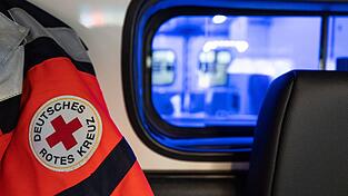 Der Rettungsdienst brachte den 20-Jährigen in ein Krankenhaus. (Symbolbild)
