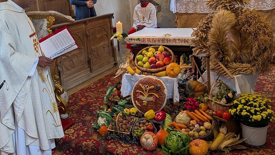 Pater Jis beim Segnen der Früchte des Erntealtares in Tondorf.