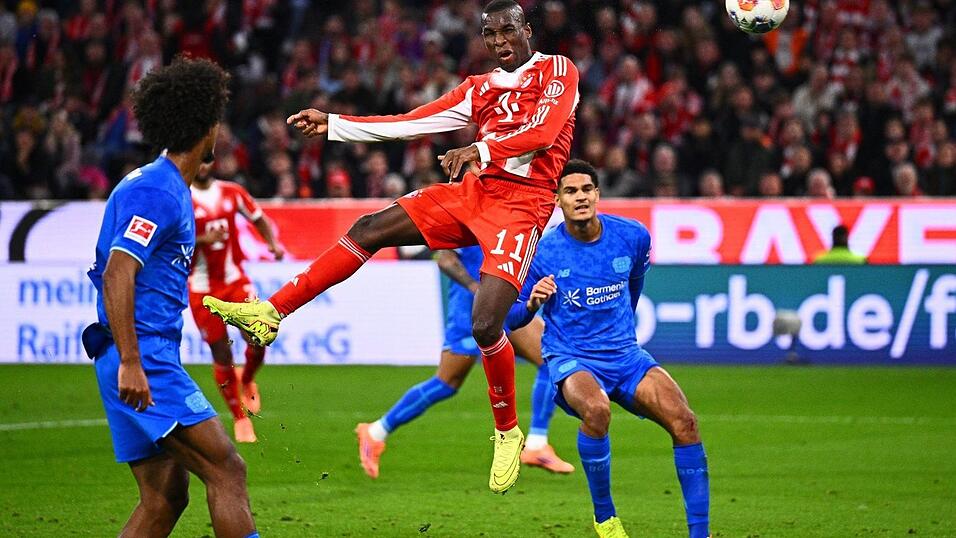 Loïc Badé (l) schaute erst beim Kopfball von Nicolas Jackson zu, traf später ins eigene Tor. Loïc Badé (l) schaute erst beim Kopfball von Nicolas Jackson zu, traf später ins eigene Tor.