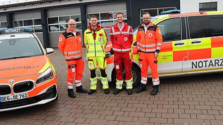 An ihrem ersten Tag als alleinverantwortliche Notärzte - Fabian (2. v.l.) und Patrick Vogl (2. v.r.) - übernahmen BRK-Kreisgeschäftsführer Franz Lobmeier (l.) und Stellvertreter Christian Aulinger die Aufgaben des NEF-Fahrers