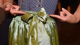 Wo die Dirndl-Schleife sitzt, ist nicht egal. (Archivbild)