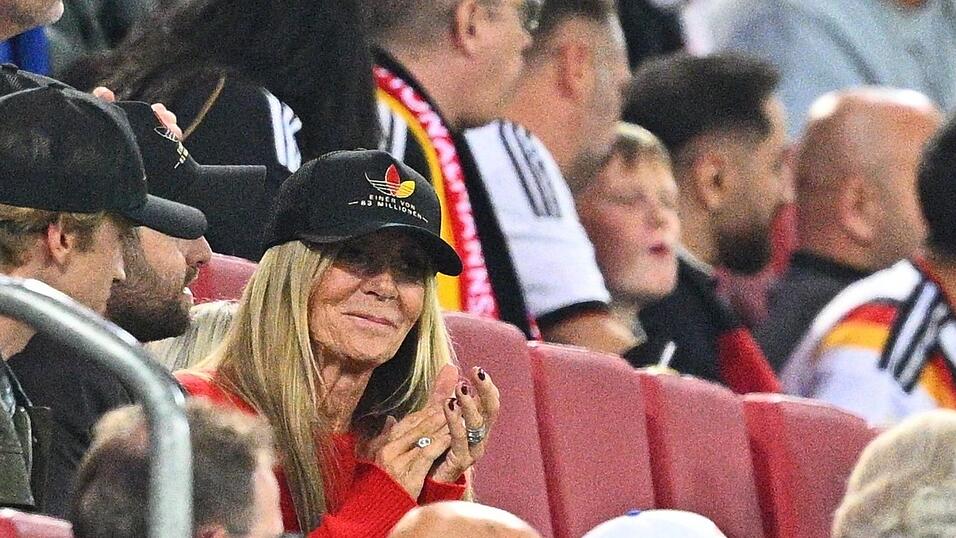 Familiäre Unterstützung für den neuen Bundestrainer: Ehefrau Ulla Klopp und sein Sohn Marc Klopp saßen beim ersten Heimspiel gegen Griechenland in Augsburg auf der Tribüne. Familiäre Unterstützung für den neuen Bundestrainer: Ehefrau Ulla Klopp und sein Sohn Marc Klopp saßen beim ersten Heimspiel gegen Griechenland in Augsburg auf der Tribüne.