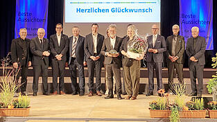 Den Nachhaltigkeitspreis bekam die Genussmanufaktur Gesgu, hier Inhaber Werner Heibl und Andrea Baur mit der Jury und Landrat Christian Schindler. Den Nachhaltigkeitspreis bekam die Genussmanufaktur Gesgu, hier Inhaber Werner Heibl und Andrea Baur mit der Jury und Landrat Christian Schindler.
