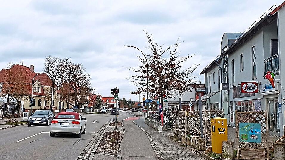 Die Tegernheimer Hauptstraße ist zugleich eine Staatsstraße. Tempo 30 könnte die Aufenthaltsqualität in Eiscafés und Biergärten erhöhen, das gilt aber laut Verkehrsbehörden nicht als zwingender Grund. Die Tegernheimer Hauptstraße ist zugleich eine Staatsstraße. Tempo 30 könnte die Aufenthaltsqualität in Eiscafés und Biergärten erhöhen, das gilt aber laut Verkehrsbehörden nicht als zwingender Grund.