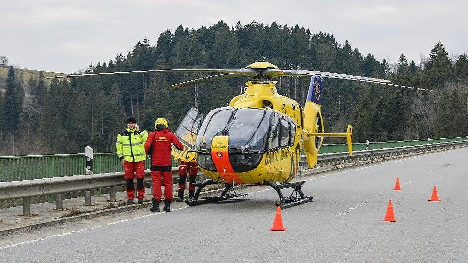 Bei einem Unfall auf der Staatsstraße 2622 in Hutthurm starb eine 59-jährige Frau, ein 55-Jähriger wurde schwer verletzt. Bei einem Unfall auf der Staatsstraße 2622 in Hutthurm starb eine 59-jährige Frau, ein 55-Jähriger wurde schwer verletzt.