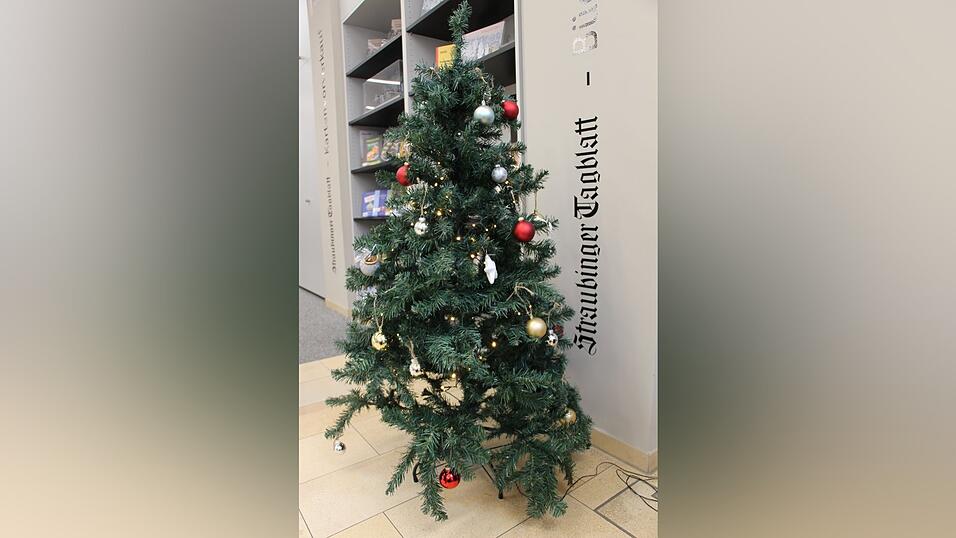 Der Wunschbaum im B&uuml;ro des Kundenservice des Straubinger Tagblattes. Vor ein paar Tagen hingen hier Sterne mit Weihnachtsw&uuml;nschen.