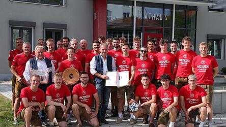 Die „Meister-Geier“ mit den Bürgermeistern Richard Gruber (zweite Reihe: 3.v.l.) und Ludwig Weindl (links) neben SV-Coach Albert Weindl (2.v.l.) und Kapitän Michael Weindl (4.v.l.) beim Erinnerungsfoto. Die „Meister-Geier“ mit den Bürgermeistern Richard Gruber (zweite Reihe: 3.v.l.) und Ludwig Weindl (links) neben SV-Coach Albert Weindl (2.v.l.) und Kapitän Michael Weindl (4.v.l.) beim Erinnerungsfoto.