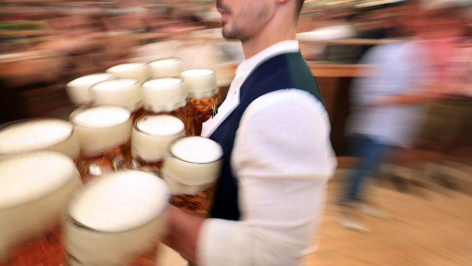 Einige Wiesn-Bedienungen schleppen in diesem Jahr nicht nur Maßkrüge, sondern engagieren sich auch bei den «Bedienungen gegen rechts». (Symbolbild) Einige Wiesn-Bedienungen schleppen in diesem Jahr nicht nur Maßkrüge, sondern engagieren sich auch bei den «Bedienungen gegen rechts». (Symbolbild)