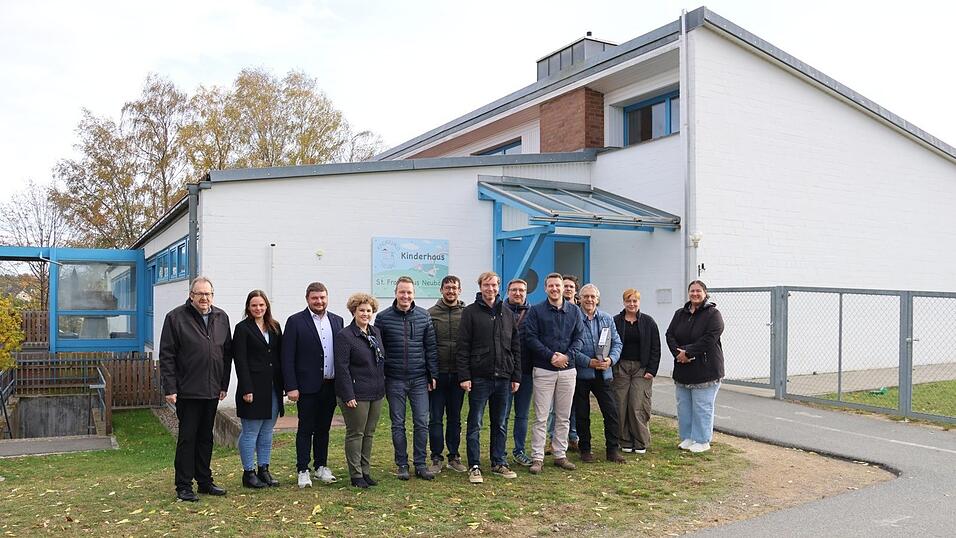 Sanieren oder neu bauen? Dieser Frage gehen in den kommenden Monaten mehrere Ingenieurbüros in der ehemaligen Neubäuer Schule auf den Grund. Dort soll Platz für zwei Kindergarten- und eine Krippengruppe entstehen. Sanieren oder neu bauen? Dieser Frage gehen in den kommenden Monaten mehrere Ingenieurbüros in der ehemaligen Neubäuer Schule auf den Grund. Dort soll Platz für zwei Kindergarten- und eine Krippengruppe entstehen.