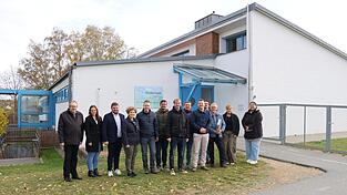 Sanieren oder neu bauen? Dieser Frage gehen in den kommenden Monaten mehrere Ingenieurbüros in der ehemaligen Neubäuer Schule auf den Grund. Dort soll Platz für zwei Kindergarten- und eine Krippengruppe entstehen. Sanieren oder neu bauen? Dieser Frage gehen in den kommenden Monaten mehrere Ingenieurbüros in der ehemaligen Neubäuer Schule auf den Grund. Dort soll Platz für zwei Kindergarten- und eine Krippengruppe entstehen.